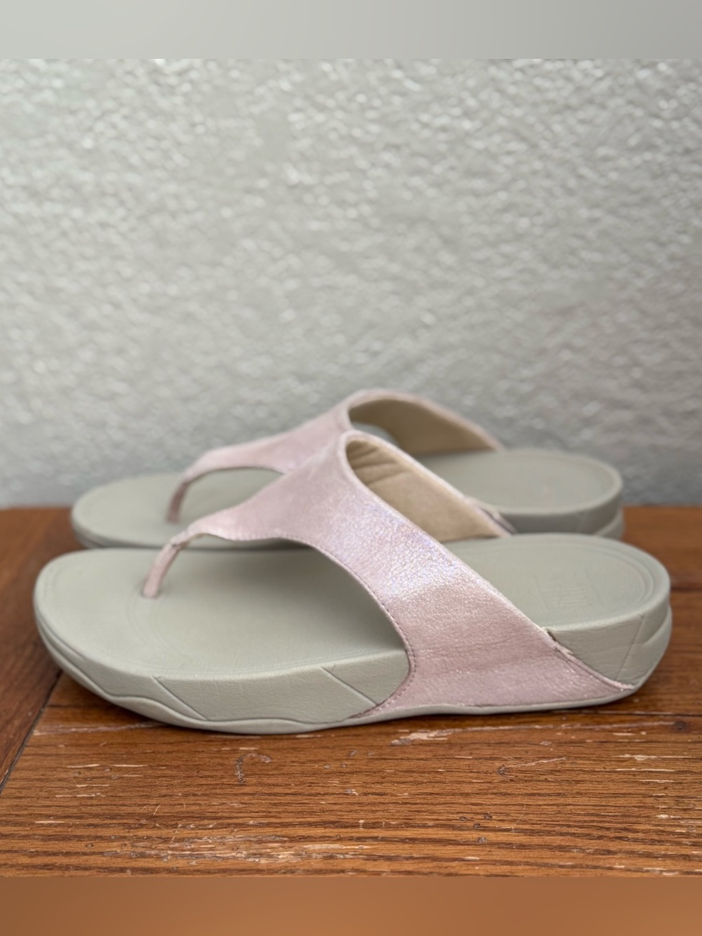 FitFlop Lulu W Sz. 9 Blush Soft Shimmer Suede Comfort Thong Wedge Sandal/Slide